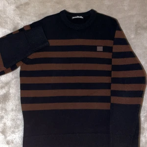 Acne tröja, strl S - En snygg stickad tröja från acne studios. Tröjan är aldrig använd utanför hemmet, ångrade mig direkt efter köpet därför är den aldrig använd utanför hemmet. Köpt för 2800kr på acnes butik i Stockholm. Strl S. Bud börjar på 1499 eller köp direkt för 1599, öppen för förslag dock.