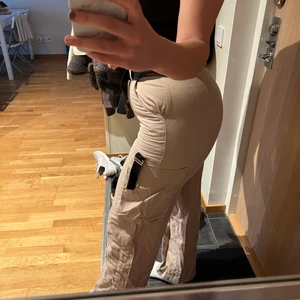 Misslisibell X NAKD - Säljer mina misslisibell x NAKD byxor då de nt kommer till användning och är för små. Inget fel på dem och sparsamt använda. Frakten är inkluderad i priset. Bältet är med i byxan