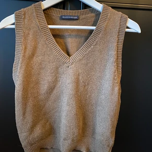 Vintage väst  - Brun väst från brandy Melville, knappt använd så är i väldigt bra skick💜