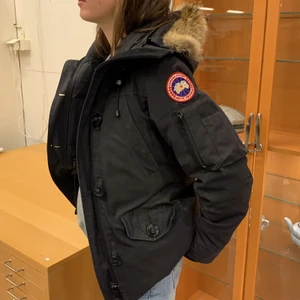 Canada Goose jacka - Skitsnygg Äkta canada goose jacka. Bra skick men lite slitet i mudden längst ner på ärmarna. Det är storlek xxs men vi som är S kan ha den. Kom med förslag på pris