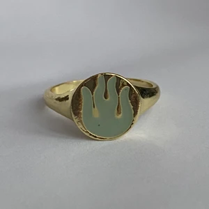 Ring - Silverring med gulddetaljer och grön eld.