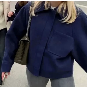 Na-kd jacka - Säljer min sjukt snygga jacka från NAKD. 3 olika bilder från samma jacka med jag säljer den i den beiga färgen som man kan se på sista bilden. Köpte för 699 och säljer nu för 300. Köpte den för 2 veckor sedan men tyckte inte den passade mig storleksmässigt. Storlek 40