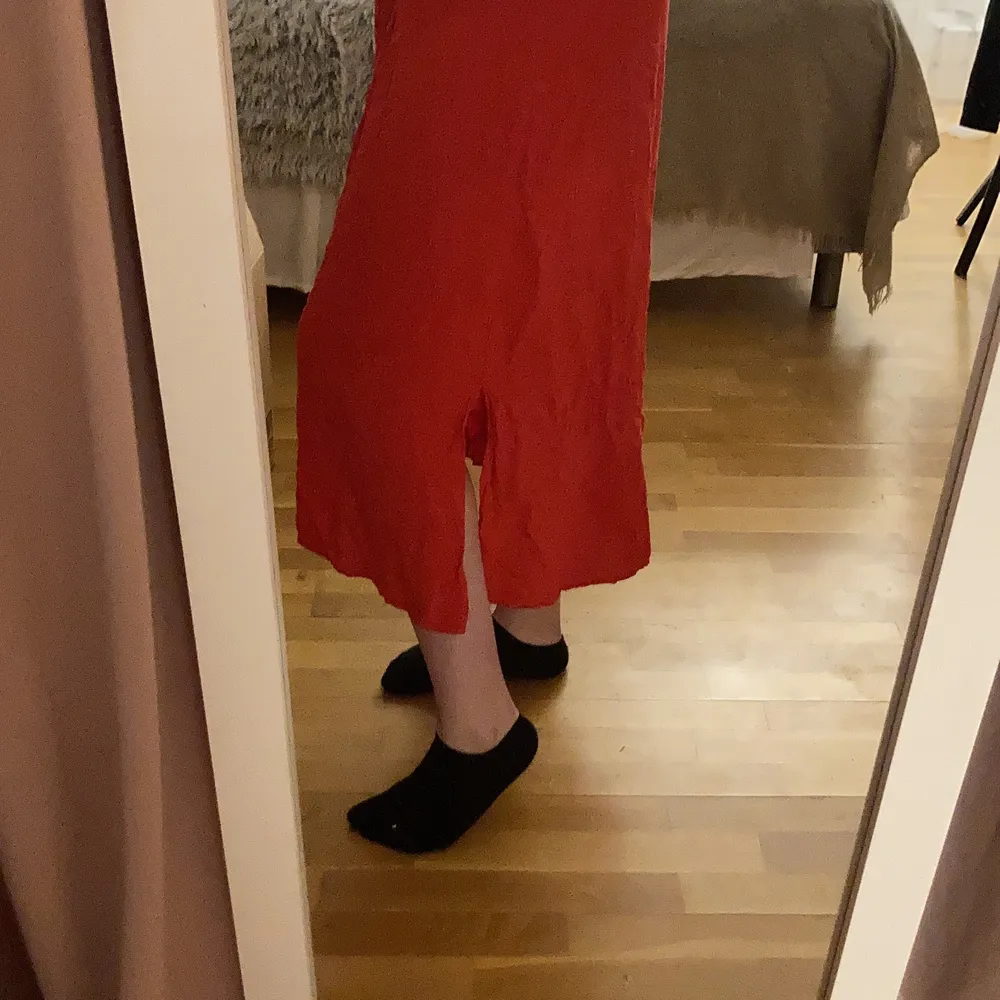 Röd kjol med slits på bägge sidor (se bild 2 & 3), köpt från Lindex i strl S.   Vid frågor är det bara att skriva!🥰  Nytvättad!. Kjolar.
