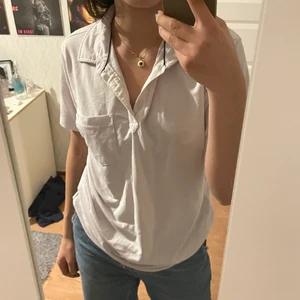 vit t-shirt - en snygg oversized vit t-shirt köpt second hand! pris går att diskutera💜