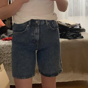 Jeansshorts  - Jeansshorts från H&M i strl 38.   Vid frågor är det bara att skriva!🥰   Nytvättade!