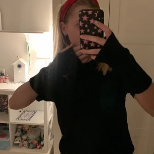 Svarta handledsvärmare - Säljer ett par svarta torgvantar! Super super fina och VÄLDIGT populära. De är från SHEIN och är i bra skick. Inte noppriga eller nåt. Om man har frågor så kan man kontakta mig! Pris kan diskuteras!