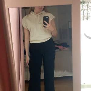 Väst  - Väst köpt från H&M i strl S, aldrig använd dock finns inte prislapp kvar.  Vid frågor är det bara att skriva!🥰   Nytvättad!