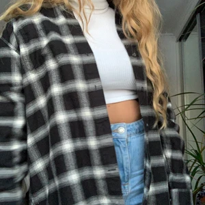 Skön rutig skjorta, S - Wide fit VAILENT skjorta. Plagget är 100% bomull och i mycket gott skick, med alla knappar + 2 extra knappar som tillkommer! Kontakta mig vid intresse🌸