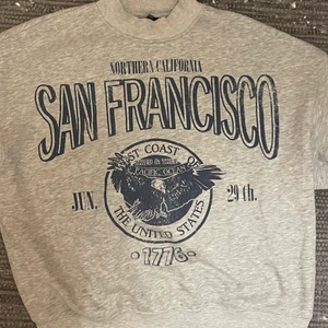 Grå Sweatshirt - En as snygg grå sweatshirt från Bershka. Köpt från Plick💓