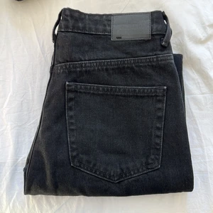 Rowe Byxor från Weekday - Svarta byxor från weekday. Stil: Rowe. Knappt använda! Säljer till första som matchar pris, men skriv om ni har frågor! Köpare står för frakt! ❤️ (Bild tagen från Weekday, där jag köpt de)