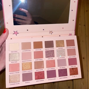 Oanvänd ögonskuggspalett - Helt ny oanvänd ögonskuggspalett. Säljer då jag redan har för många så den kommer inte till användning. Perfekta färger till både vardags och fest! Nypris 450kr. Frakt tillkommer. 