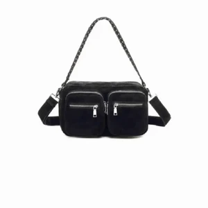 NOELLA väska - Säljer min knappt använda NOELLA väska, köpt på miinto för 1300kr🤍BVSA