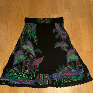 Desigual kjol - En Desigual kjol med fina mönster på 