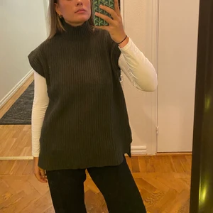 Ganni väst - Säljer den underbara ganni väst som är helt oanvänd med lapparna kvar. Säljer då jag råkade köpa 2. Storlek S, passar även M