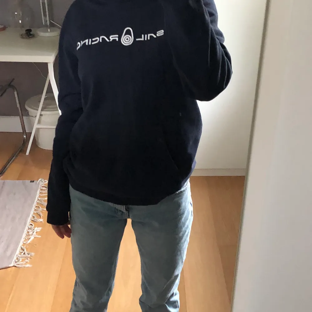 En fin hoodie från Sail Racing. Barnstorlek men passar som s då den passar mig som vanligtvis har s. ÄKTA! Pris kan diskuteras vid snabb affär.. Hoodies.