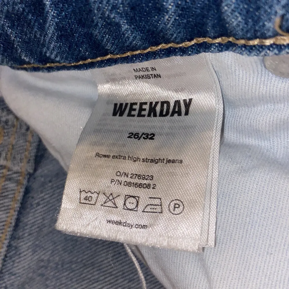 Säljer mina mörkblåa weekday jeans pga att de blivit för små. De är i stl 26/32, passar mig i längden som är runt 170 cm. . Jeans & Byxor.