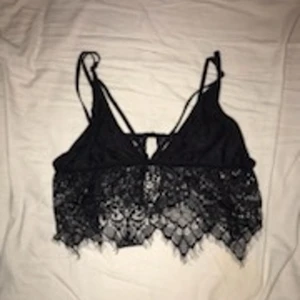 Kort croppad topp - Kort croppad bh topp, dunder för sommaren! Har även "band" över brösten som en fin detalj 