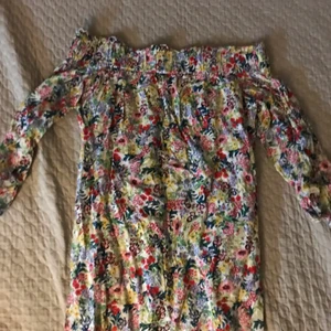 Kort ärmad multicolored blus  - Ser likadant på både framifrån och bakifrån, inga fläck, inga hål.