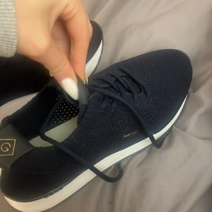 Gant skor - ett par nyatick gant skor äkta, storlek 39, knappast andvända, blå vita med guldiga ditaljer