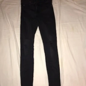 Svarta Skinny jeans  - Svarta Skinny jeans, relativt stretchinga 