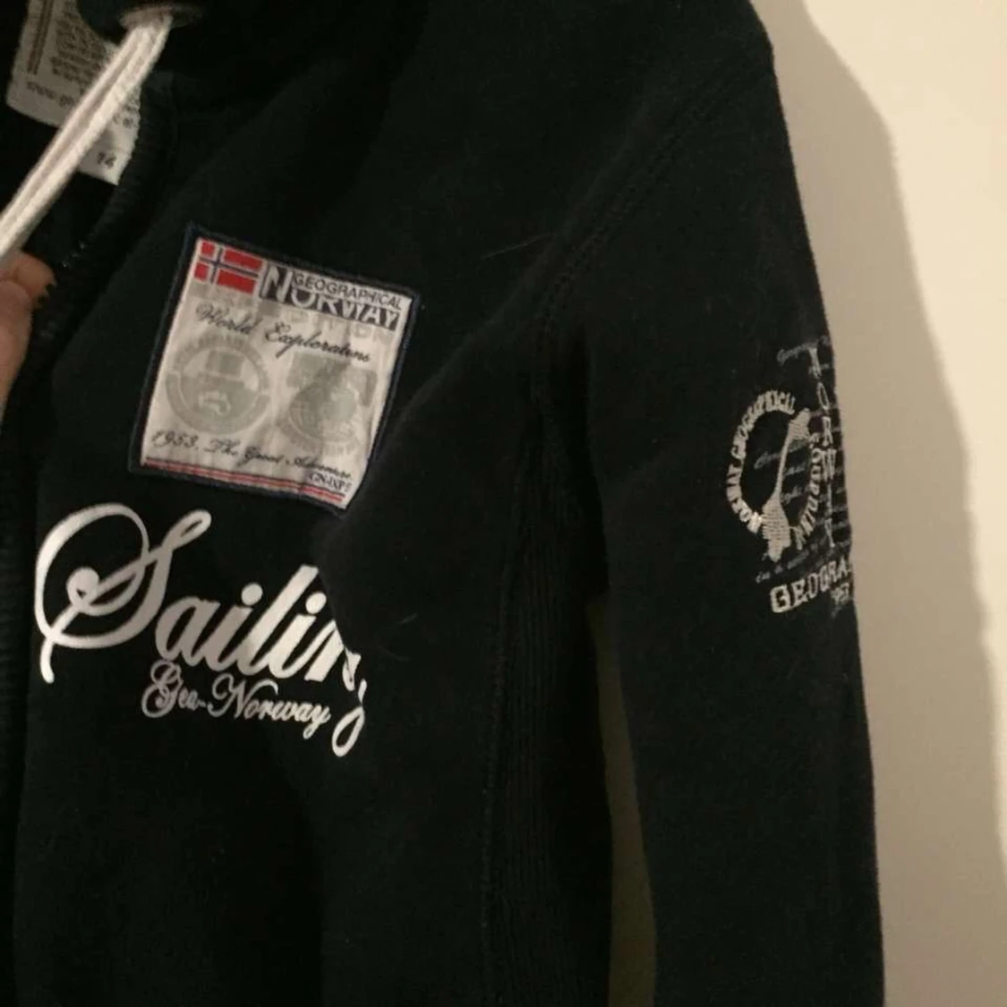 Mörk blå zipup med märken - 91