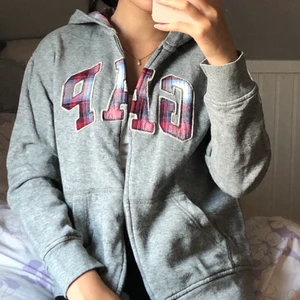 GAP kofta - Enkel, grå kofta med GAP-loggan i flanell mönster. Insidan av luvan är också i flanell. Strl XL (GAP kids) men skulle säga att den passar XS / ev. S. Säljer pga att jag aldrig använder koftan, så skicket är bra. 