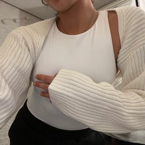 Bandelorio top - Funderar på att Sälja mina populära bandelorio toppar från hm. Nästan aldrig använda, nyskick. Beige strl xs vit strl M. 100kr st plus 66 frakt🌸BUDA PRIVAT!!ifaöl fler är intresserade  ‼️VITA SÅLD‼️