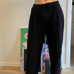 Linnebyxor  - Svarta linnebyxor från weekday. Sällan använda och därför i bra skick.