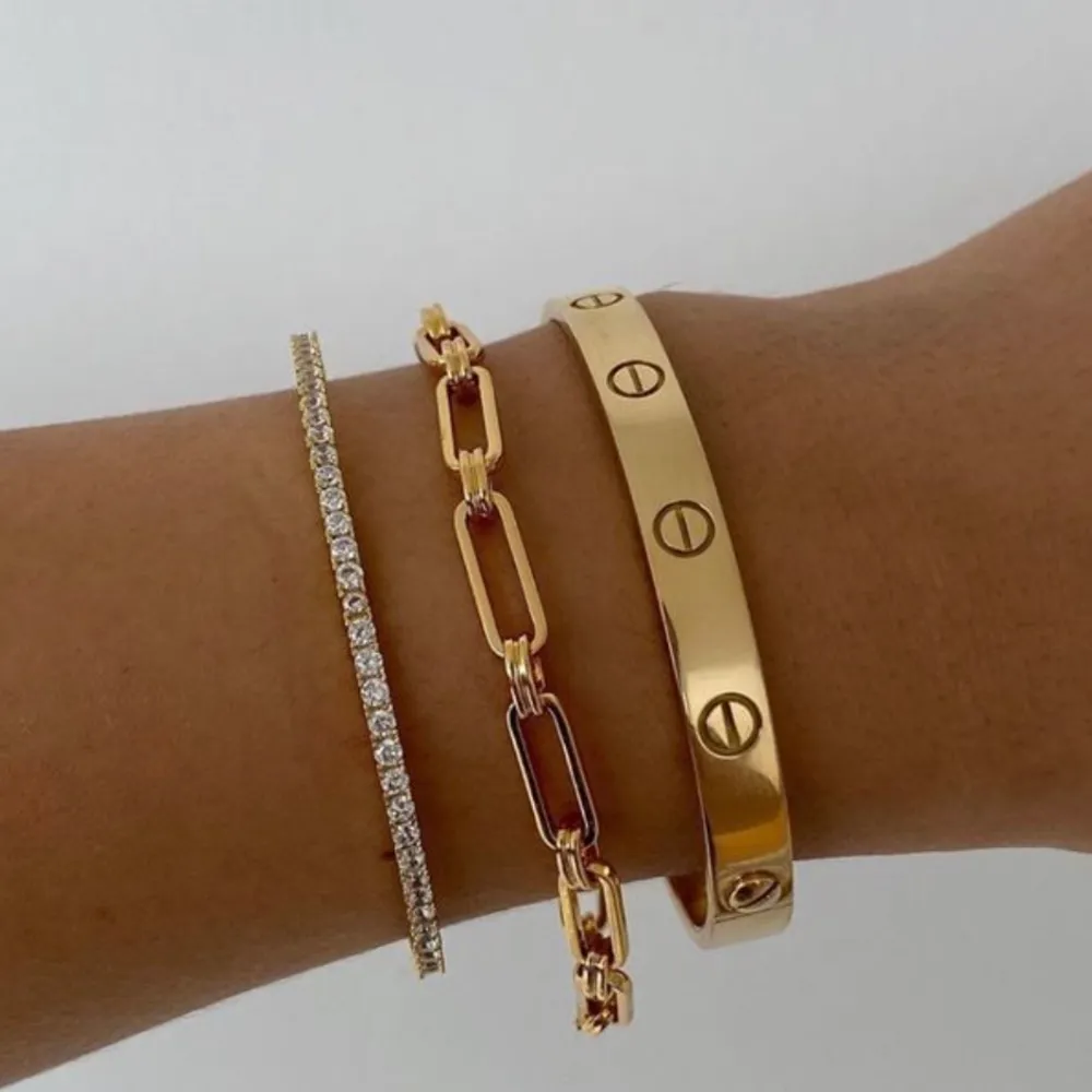 Cartier love bracelet i guld! Oanvänd, toppkvalitet, identisk till orginalet. Pris kan diskuteras vid snabbaffär. Accessoarer.