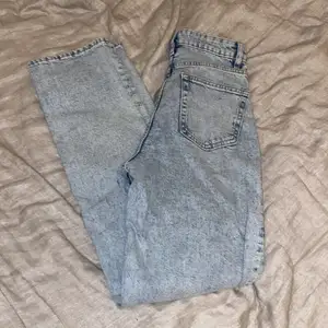 Ett par jeans från H&M som jag köpte för 400kr och nu säljer jag de för 100kr de var trasiga frånbörjan när jag köpte dom då de var en knapp som hade låsbar men de har inte synats när jag haft på mig byxorna att de inte är en knapp där💗