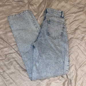 H&M - Ett par jeans från H&M som jag köpte för 400kr och nu säljer jag de för 100kr de var trasiga frånbörjan när jag köpte dom då de var en knapp som hade låsbar men de har inte synats när jag haft på mig byxorna att de inte är en knapp där💗