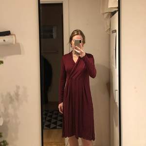 Prickig vinröd klänning, väldigt stretchigt material❤️