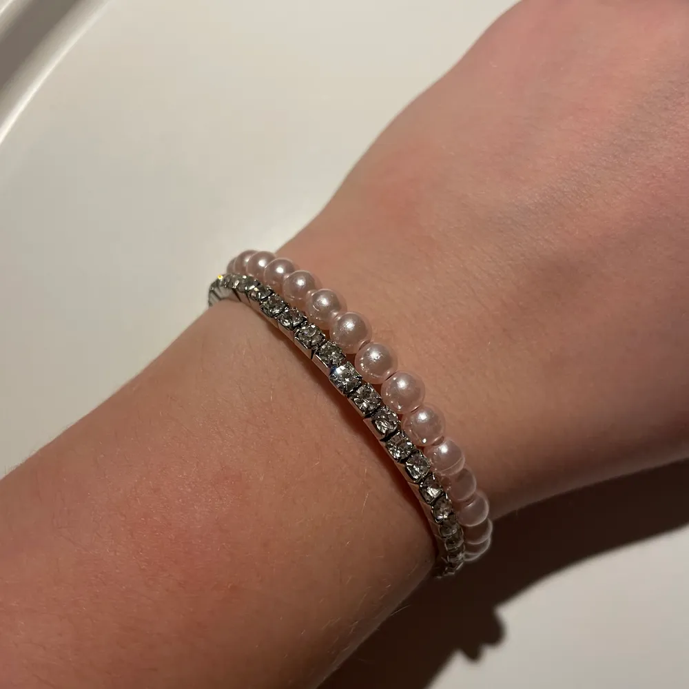 Säljer ett gulligt silver armband som har både rosa pärlor och ”diamanter”. Det är ett armband som typ alla kan ha och det har inget knäppe! Säljer för 10+12kr frakt! Om du köper mer än en accessoar som jag lägger ut blir frakt priset samma!. Övrigt.