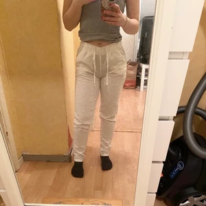 Vita linne byxor  - Helt nya med lapp kvar. Vita linne byxor tajt modell. St 34/36.