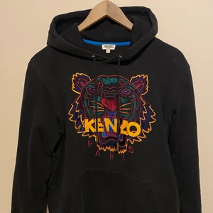 Kenzo hoodie svart - Skick 6/10, den är använd och har en liten brist vid armen