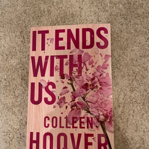 It ends with us Bok - Säljer min ”it ends with us” bok då jag råkade få två i julklapp! Den är skriven ut av Colleen Hoover och är på engelska!💓 Nyskick!
