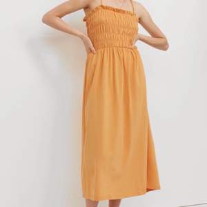 Säljer denna gula klänningen storlek XS men passar nog också S och M eftersom det är stretch. Perfekt för sommaren. Nypris 199 kr. Frakt ingår ej 