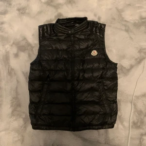 Moncler väst  - Säljer en helt ny Moncler arv väst. Storlek 2/M på västen. Säljer den för att den är förstora för mig. Scanner finns bara att scanna den så ser du att den är äkta. 