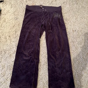 Juicy couture byxor - Mjukisbyxor från juicy couture. Dem är lite slitna men fortfarande fett mysiga och snygga. Passar M-L💕