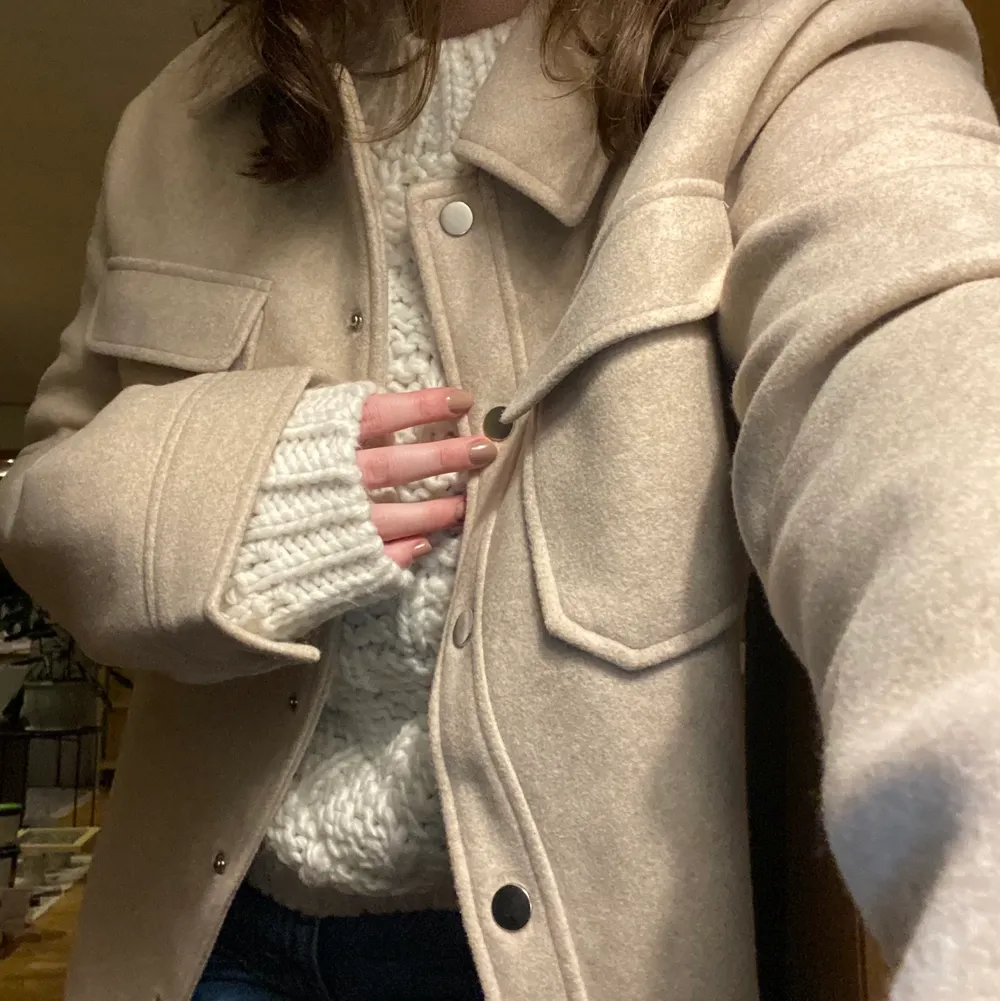 Beige kortare kappa från nakd! Lite oversized i storleken för mig som är 161 cm. Aldrig använd och prislapp kvar, säljer för jag inte lyckades returnera den då det inte riktigt är min stil annars jättefin med tjockare material!! Original pris 559kr. Jackor.