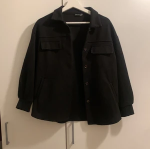 En jacka  - En svart jacka som passar bra inför vinter/vår och höst som oanvänd och i mycket bra skick. 