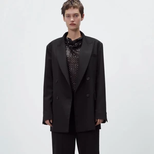 Dubbelknäppt blazer limited edition Zara - Ny kavaj, blazer i ull/ylleblandat tyg med dubbelknäppning. Zaras limited edition kollektion. Storlek 38/M. Köptes för två veckor sedan. 