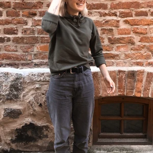 Gråa GinaTricot jeans - Dessa gråa jeansen har jag använt några gånger och tycker om dom väldigt mycket. Byxorna i sig har inte så jättemycket stretch och är lite högre vid anklarna. På bilden kan ni se hur det ser ut när jag har dom på mig, och bortsett från att dom är använda så är dom i väldigt gott skick.  Byxorna är förövrigt från GinaTricot🤍