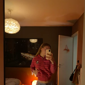 Hello Kitty hoodie  - Säljer min supersöta hello Kitty hoodie💕 i superfint skick. Den är i barnstorlek vilket gör att den är lite mindre men det tycker jag verkligen är jätte snyggt, speciellt till lågmidjat 😍🌟 sitter som en xxs ungefär