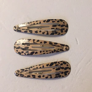 Spännen - Knapp använda, superfina!:) priset är inklusive frakt och jag tar emot swish. Kolla in min profil för mycket fina accessoarer och kläder.