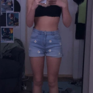 Jeans shorts men blommor  - Jeans shorts men vita blommor. Storlek 164 i barn men är ganska stor så jag skulle säga mellan s,m. Leverans betalar den som köper. 