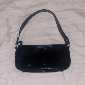 Svart skinnväska  - En helt vanlig ganska kort skinnväska från SHEIN med helt okej utrymme! 