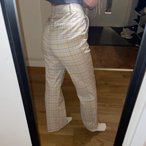 Kostymbyxor - Reclaimed Vintage - Snygga kostymbyxor som svänger ut på benen. Storlek 34 från reclaimed vintage. Knappast använda, inga skavanker. 