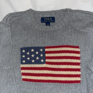 Ljusgrå stickad Ralph Lauren tröja - Ljusgrå stickad Ralph Lauren tröja i storlek L barn, passar XS/S. Unisex. 💖