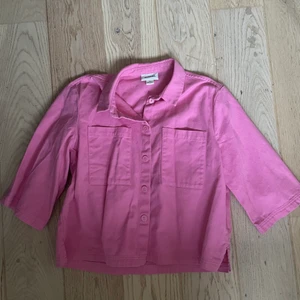 Cropped skjorta - En oversize skjorta i fin rosa färg med trekvartsärm. Använd en gång.
